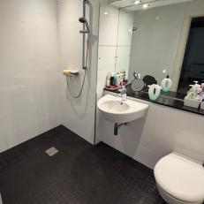 Ensuite wet room-style bathroom with level access